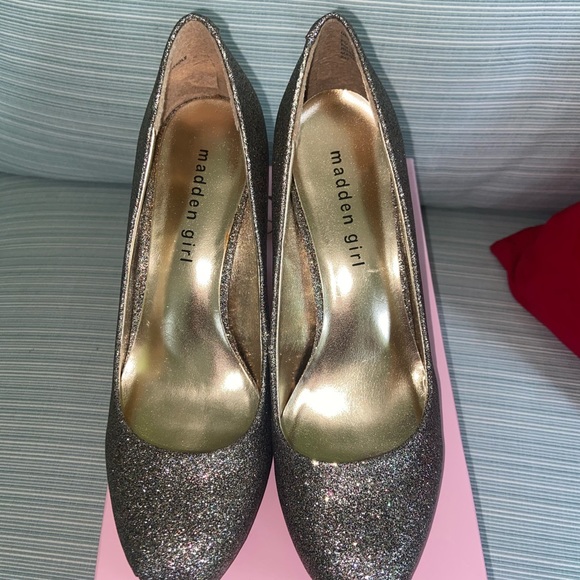 BRAND NEW sparkly heels - Picture 2 of 5